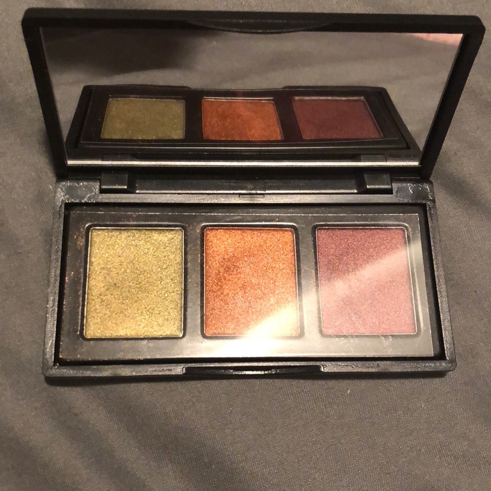 Naked cosmetics eyeshadow palette only swatched